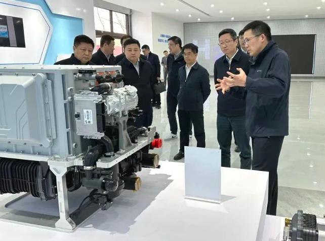 國家能源局副局長余兵蒞臨鄂爾多斯國鴻氫能調研.jpg